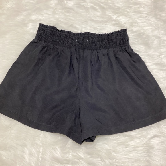 Abercrombie & Fitch Women’s Grey Flowy Gartered Shirred Waistband Shorts - Picture 4 of 4